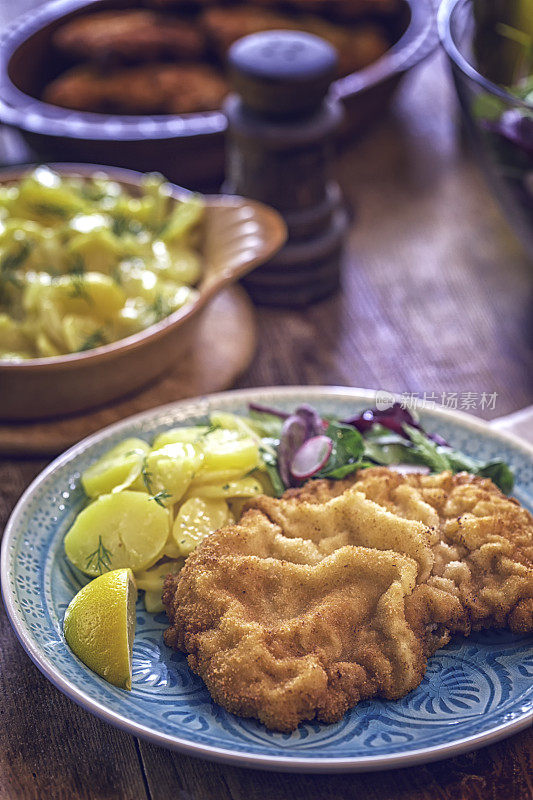 香肠炸肉排配土豆和绿色沙拉