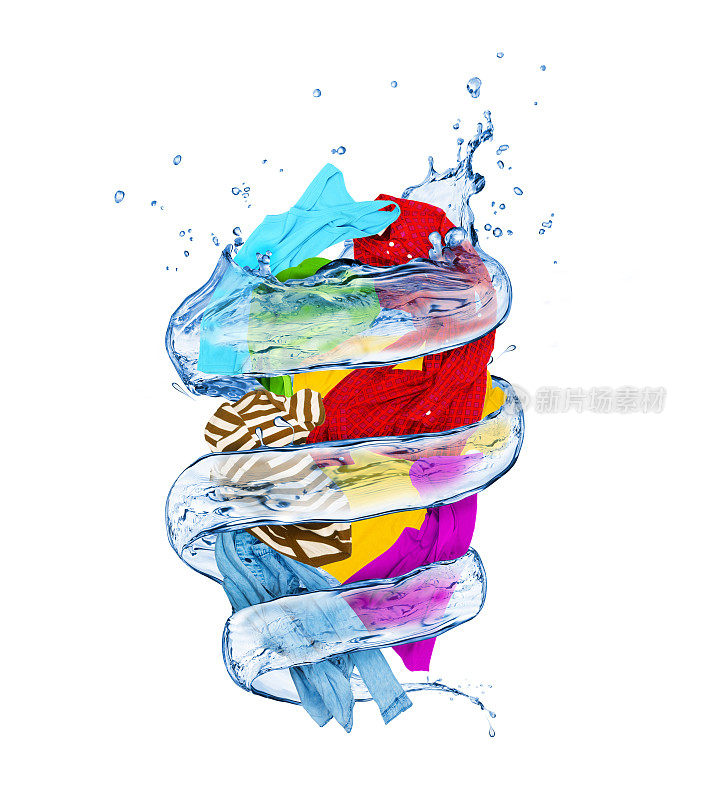 色彩鲜艳的衣服在水的漩涡中旋转，孤立在白色的背景上