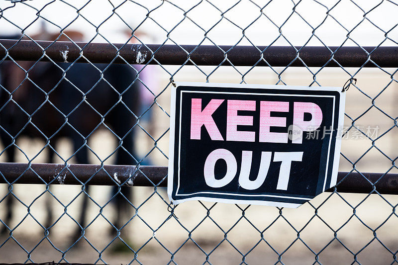 犹他州——铁丝围栏上有一个“禁止入内”的标志