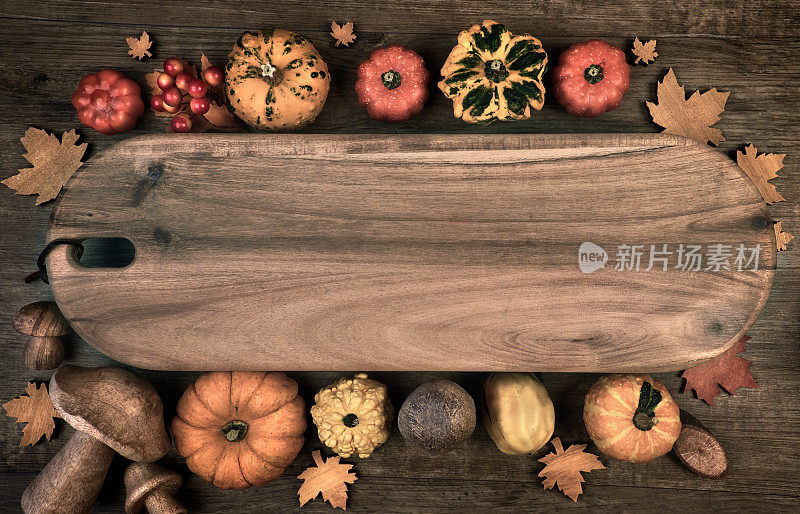 秋季背景与空白木板和季节装饰，空间