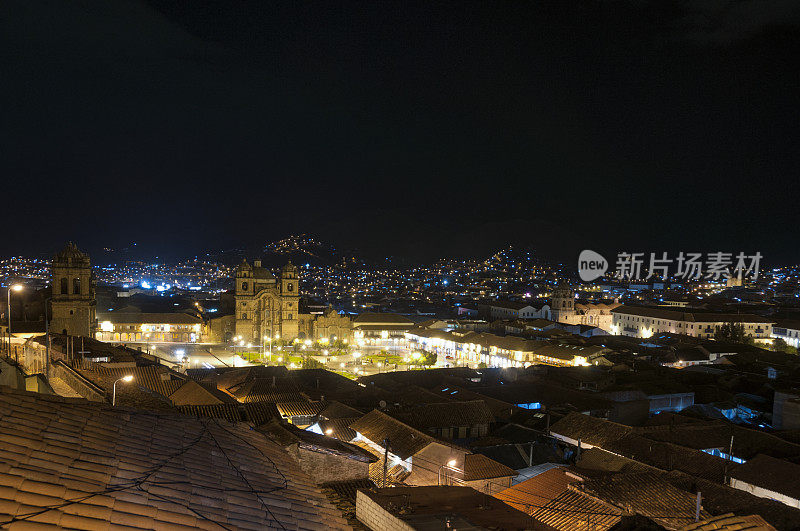 秘鲁库斯科夜间阿马斯广场的高架景