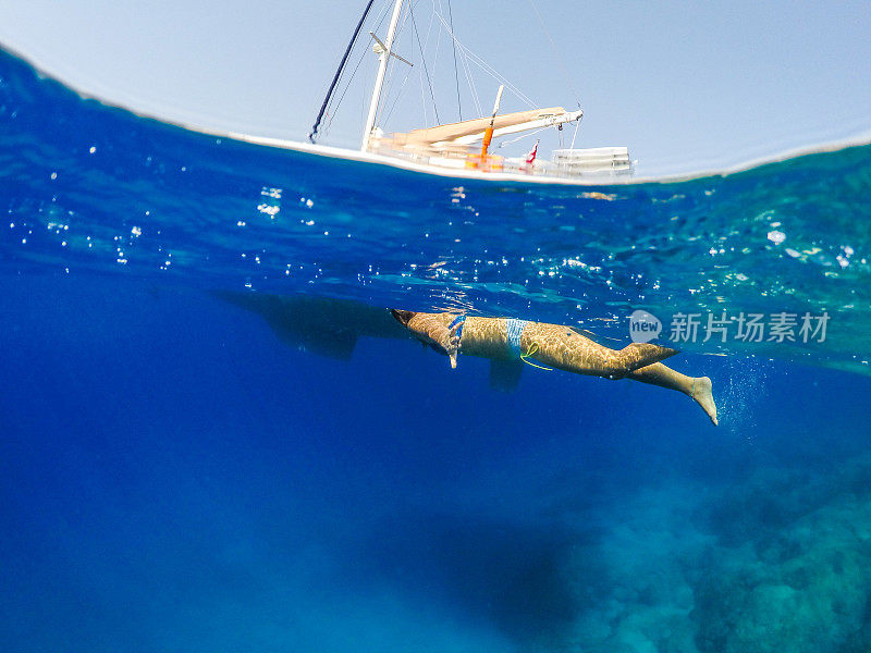 Göbün湾在Göcek。漂浮在海底的女士。