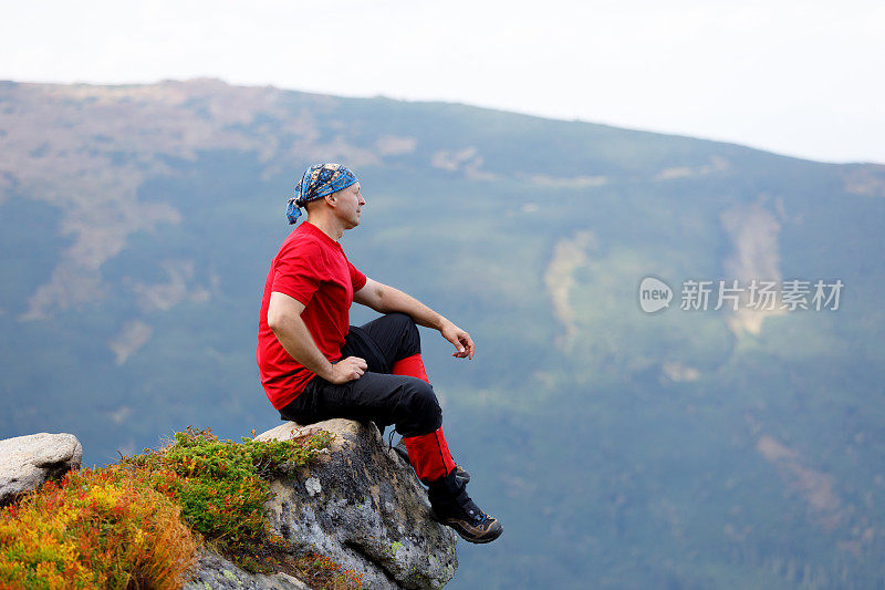 旅行者停下脚步