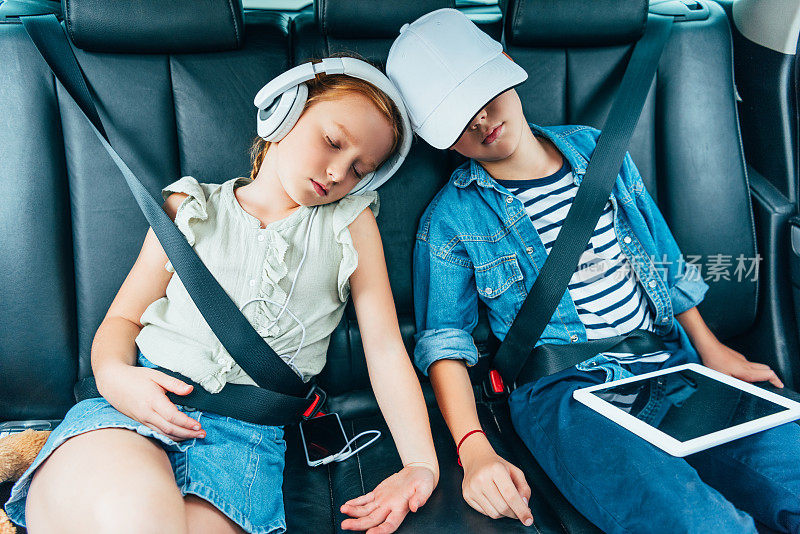 孩子们睡在汽车后座上