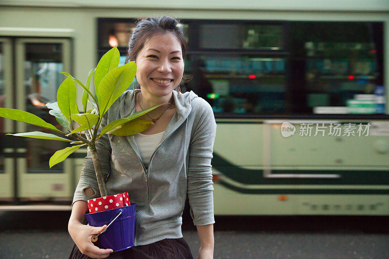 女人带着植物