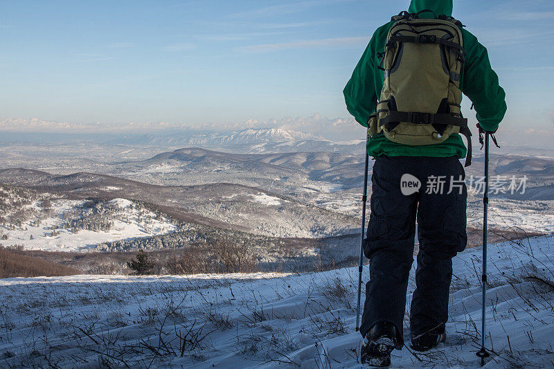 一个男人在雪地上行走的特写