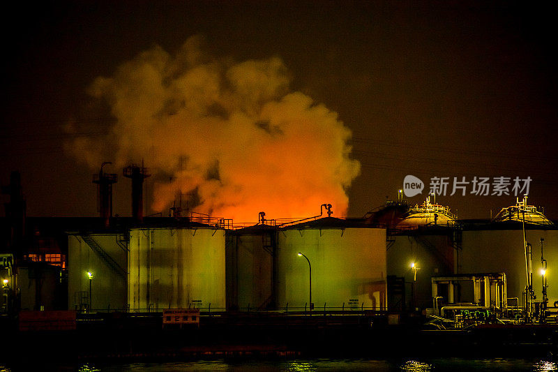 晚上是工业区。建筑物就像生物一样在夜晚呼吸。