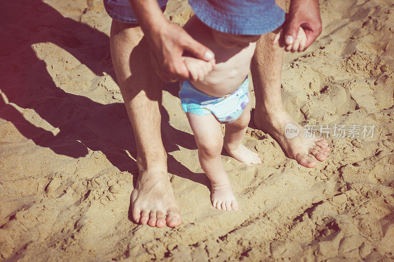婴儿在海滩上的第一步