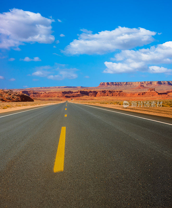 开放的道路在红石国家的犹他州，美国