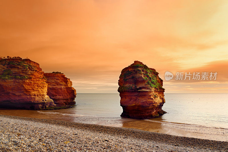 侏罗纪海岸的拉德拉姆湾令人印象深刻的红色砂岩，它是英格兰南部德文郡英吉利海峡海岸的世界遗产