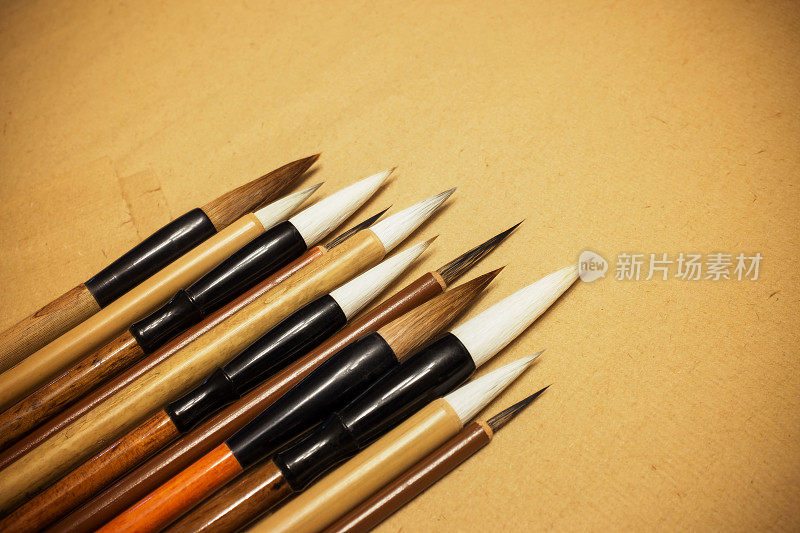 中国美术纸上有许多种毛笔