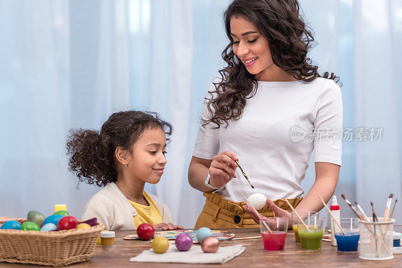 非裔美国母亲教女儿如何画复活节彩蛋