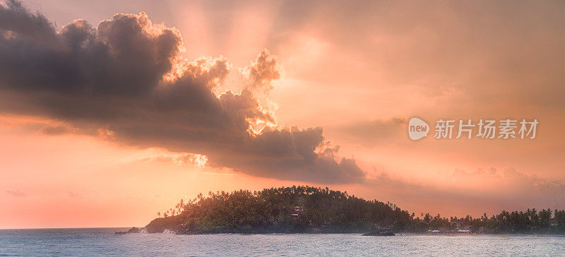 斯里兰卡热带海滩上美丽的日落