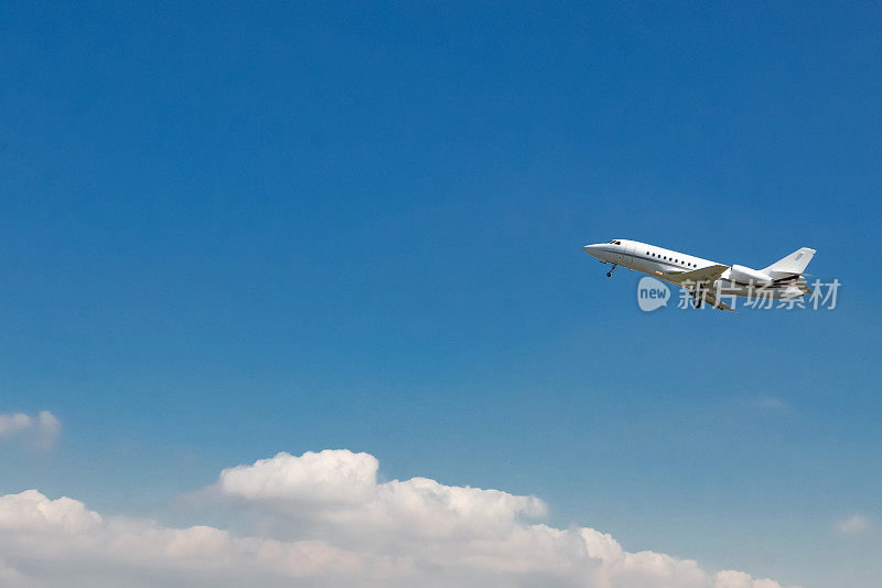 航空背景，飞机飞行和机场地面控制雷达