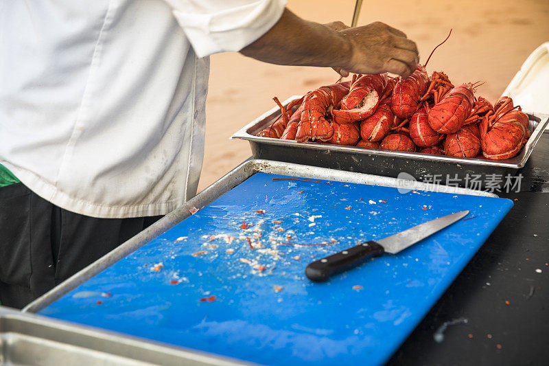 一位厨师在加拿大PEI准备龙虾