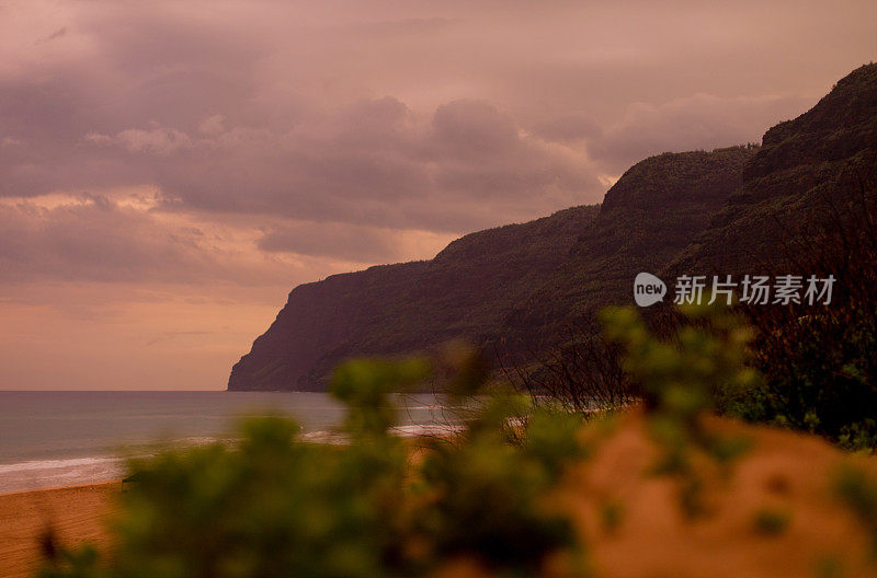 夏威夷考艾岛波利黑尔州立公园露营时的日出。