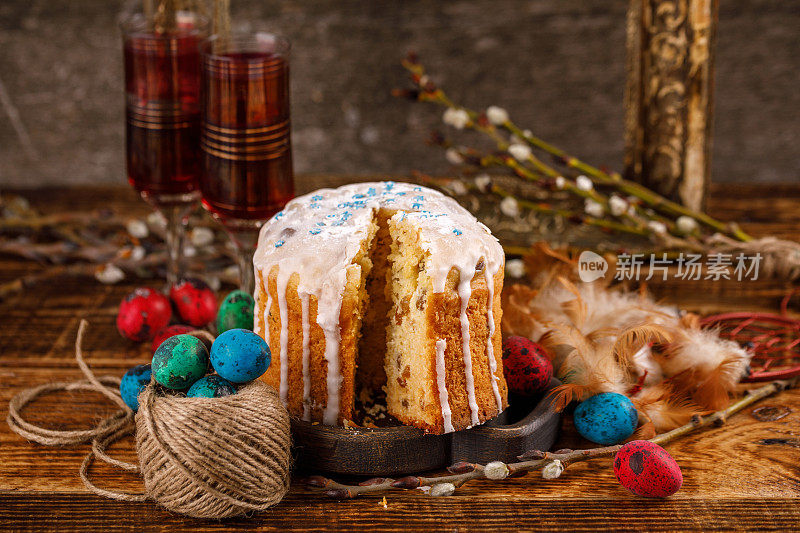 切成薄片的家庭传统复活节蛋糕在木桌上装饰节日。春天的节日。卡奥尔和复活节糖果。