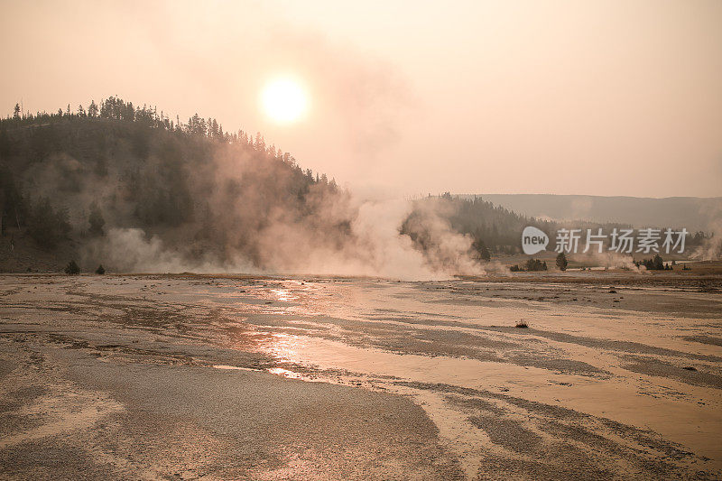 黄石国家公园，WY，中途间歇泉盆地早晨太阳反射水径流