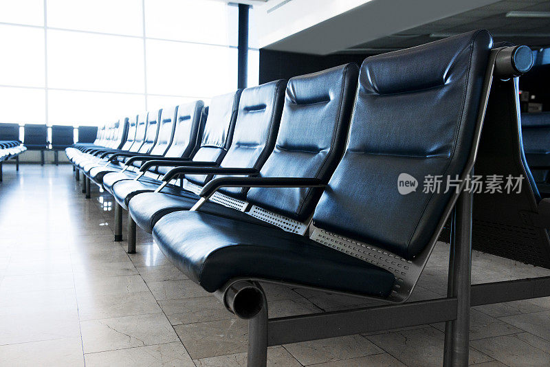 空的机场离境等候区椅子旅行背景