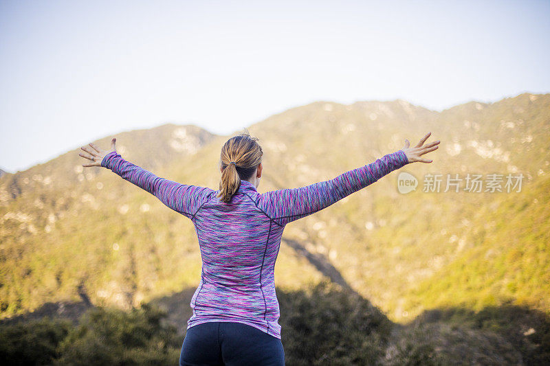 自信的年轻女子望向美丽的风景