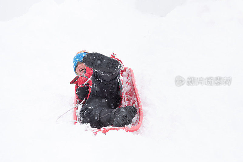 在冬天的暴风雪中，一家人一起滑雪、欢笑、玩耍