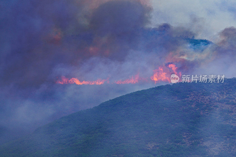火焰与烟燃烧玄武岩科罗拉多湖克里斯汀火