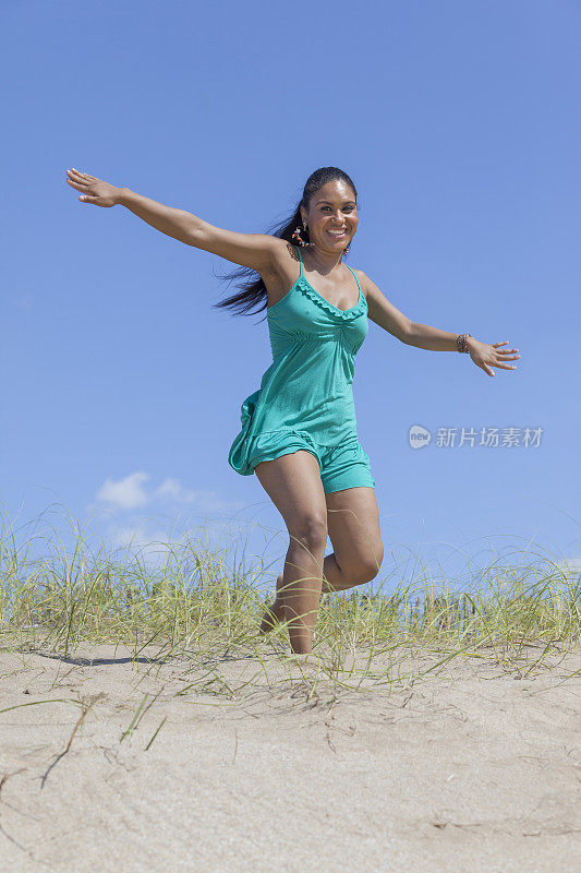一名巴西女子在里约热内卢科帕卡巴纳海滩跳伞