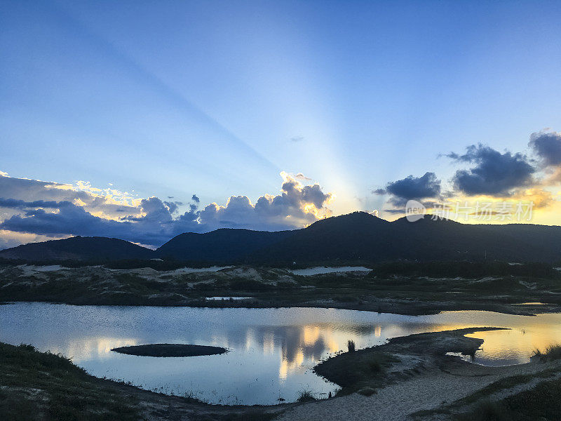 戏剧性的天空黄昏沙丘和泻湖靠近Joaquina海滩Florianópolis