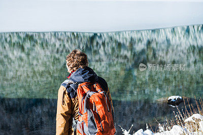 冬季阿尔卑斯山的高级登山家