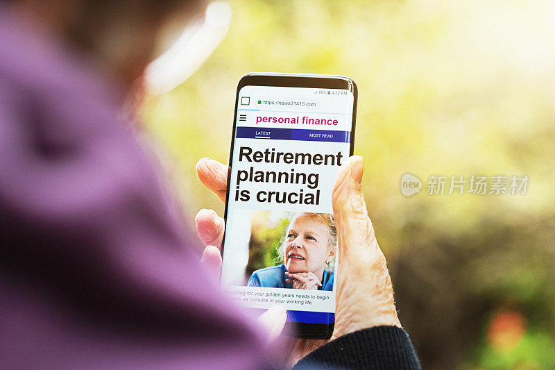 手持手机的新闻信息“退休计划至关重要”