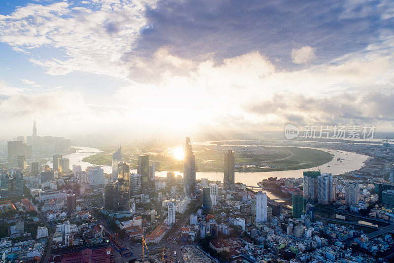 鸟瞰图胡志明现代办公大楼，公寓，居住在胡志明市中心的日落风景，胡志明是东南亚人口最多的城市。越南胡志明。