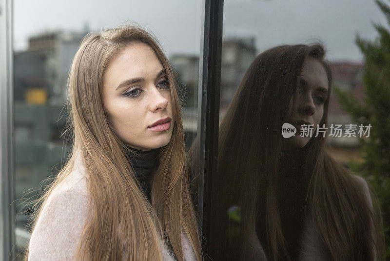 年轻的俄罗斯女子在土耳其伊斯坦布尔卡拉科夫摆姿势