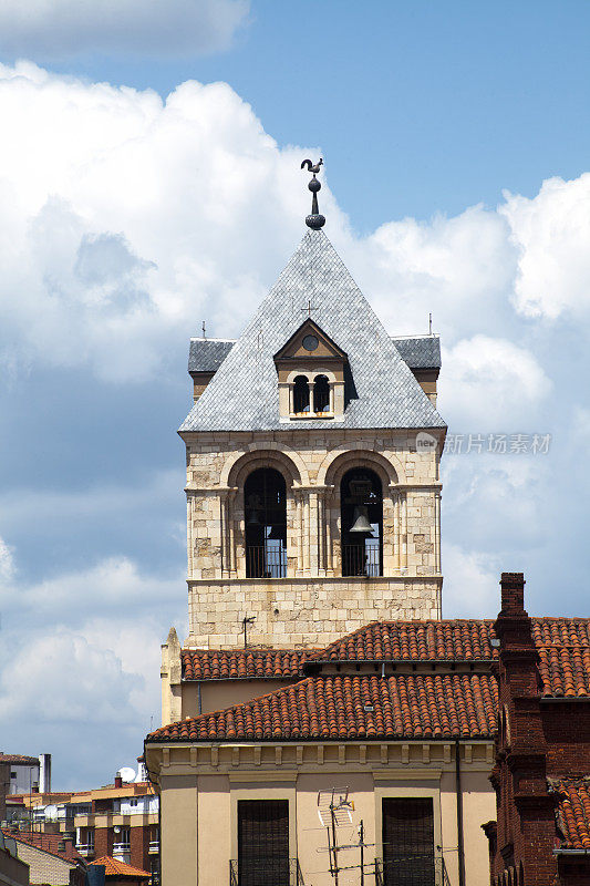 西班牙莱昂市教堂钟楼。