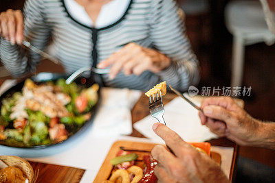 老夫妇在餐厅吃饭