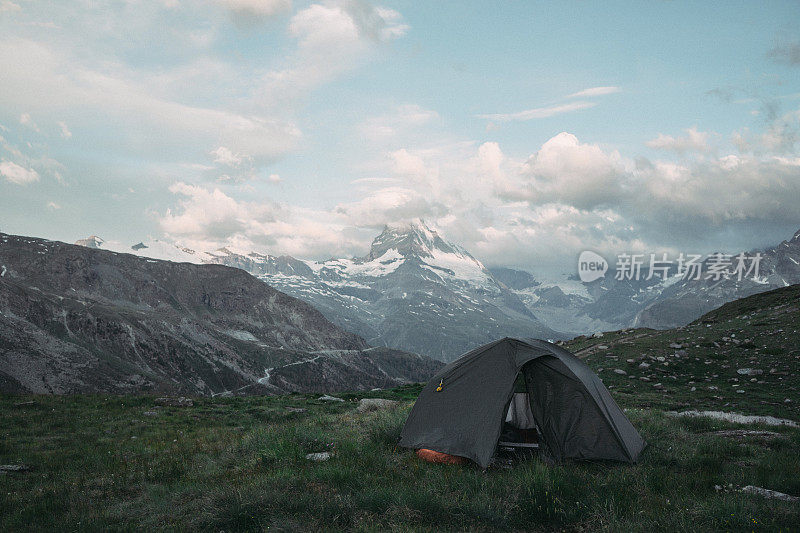 马特洪山背景上的帐篷风景