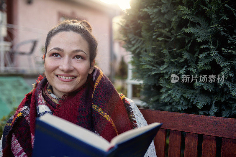 年轻女子在正式的花园中放松