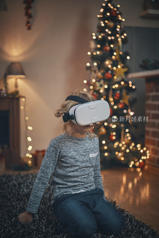 在舒适的圣诞氛围中，孩子们在客厅玩VR眼镜