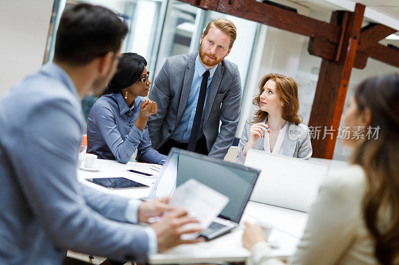 商务人士在正式商务会议期间