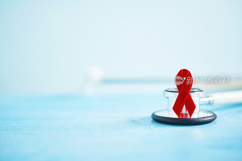 红丝带在听诊器上的艾滋病意识背景