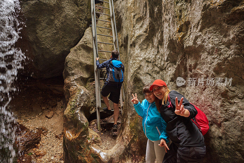 家庭徒步旅行和享受它