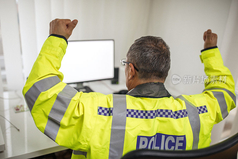 英国警官庆祝胜利