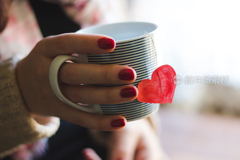 拿着茶杯的女人