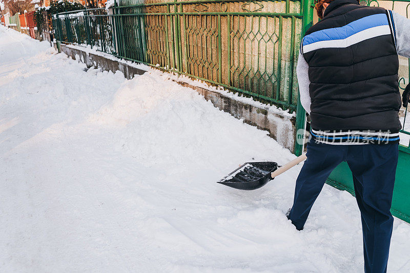 人清理积雪