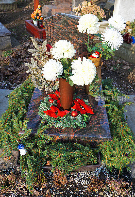 在公墓的墓碑上放上鲜花和花圈