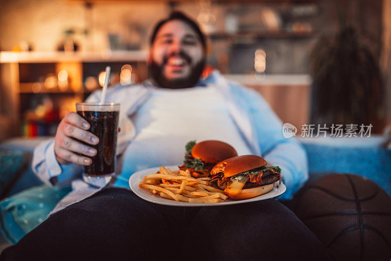 吃垃圾食品的胖男人