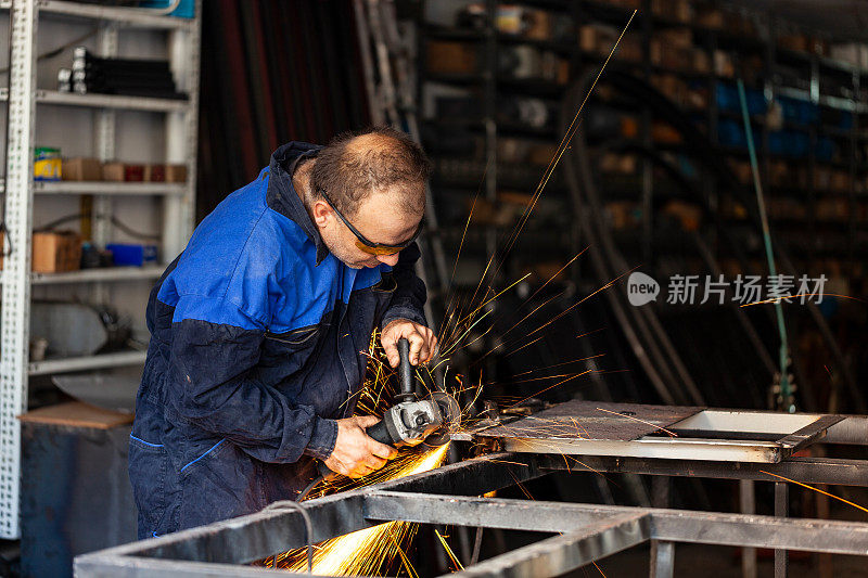 建筑业手工工人用圆锯切割铁器