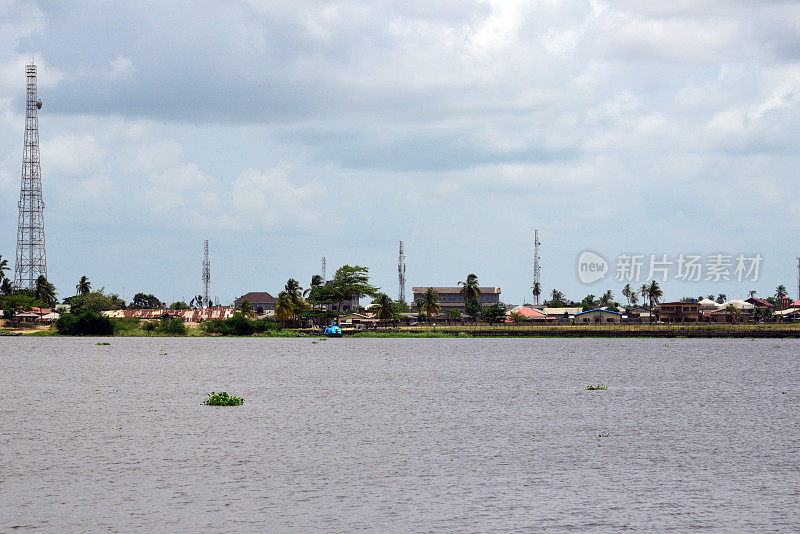 从尼日利亚Gberufu岛看到的Badagry镇和小溪