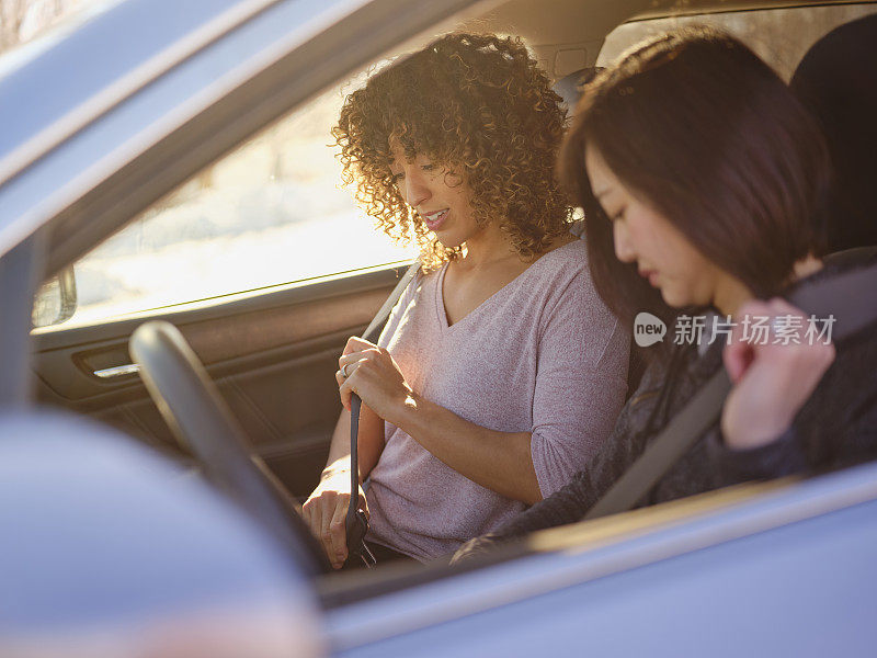 两个女人在一辆车里