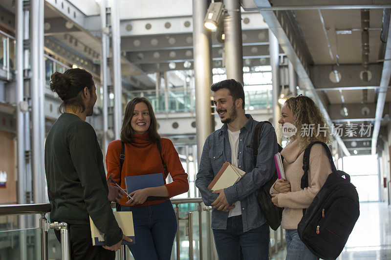 课间休息时，一小群大学生站在走廊上