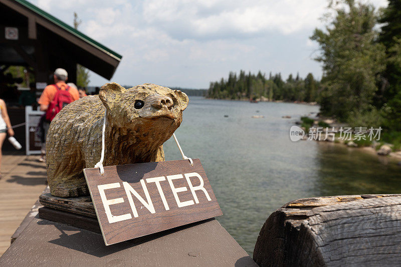木雕动物欢迎游客到湖船码头
